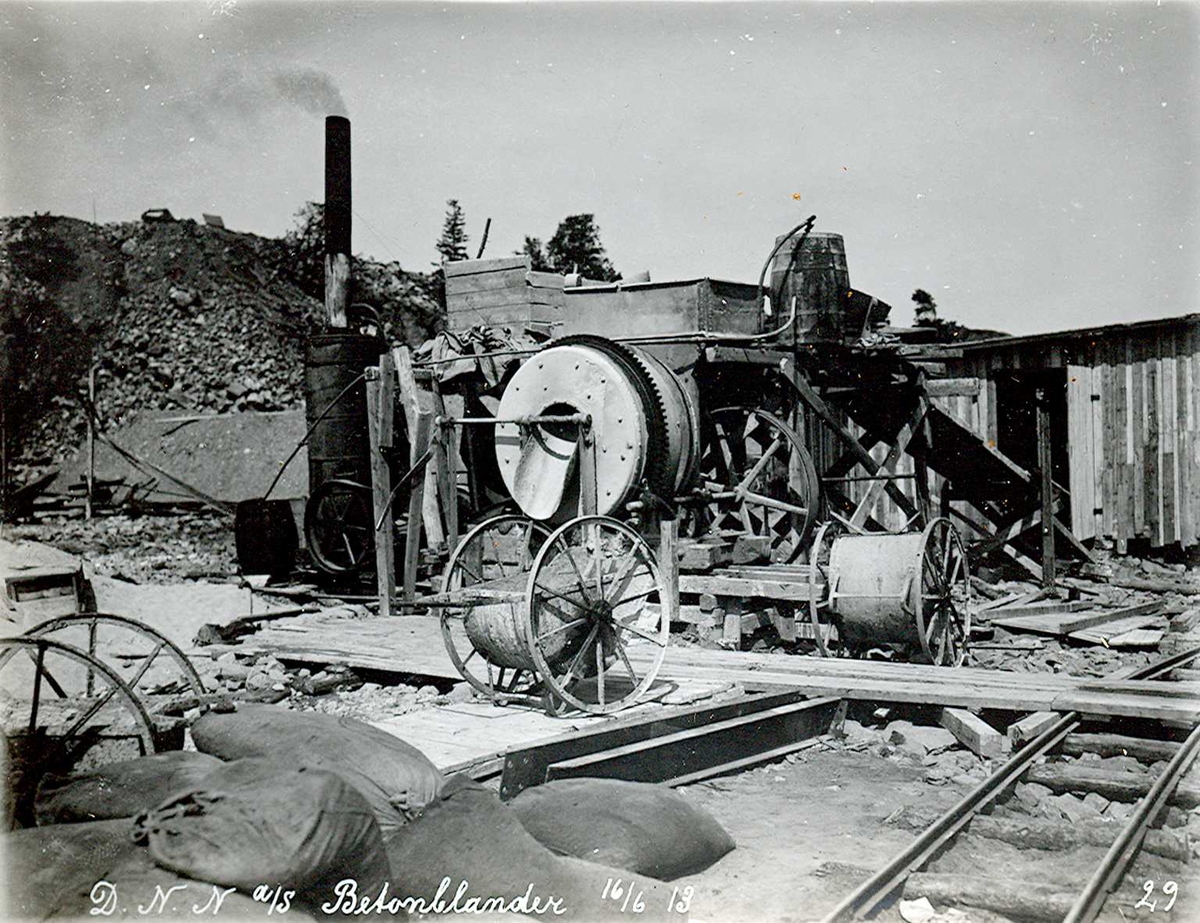"16/06-1913" Nitriden. Dampmaskindrevet betongblander. Betongtraller med store hjul.