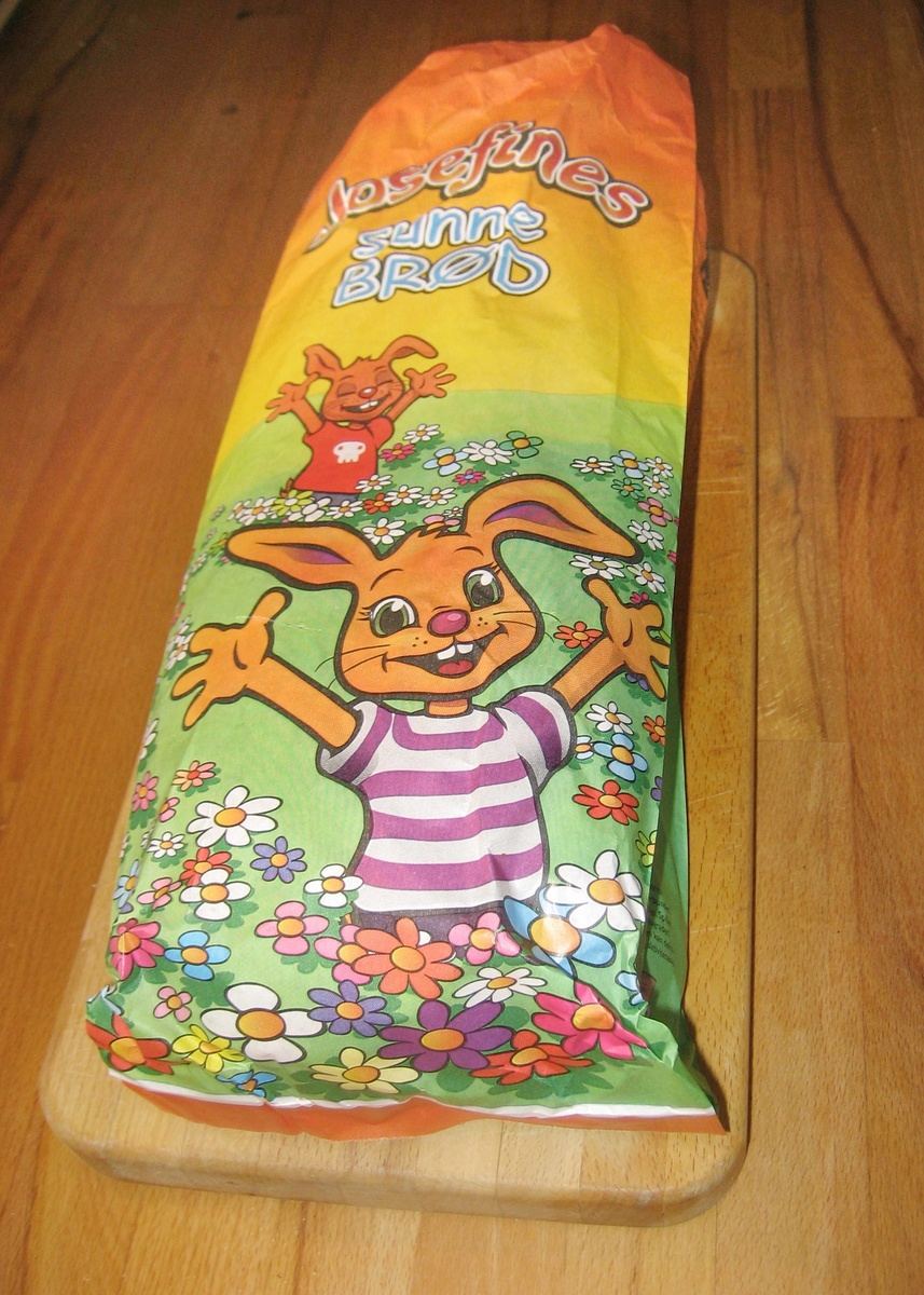 Forsiden: Tegning i farger av to kaniner som står med armene ut i en blomstereng.
Baksiden: Tegning i farger av flere smådyr med ballonger som krysser hverandre.
Nøkkelhull ikon.