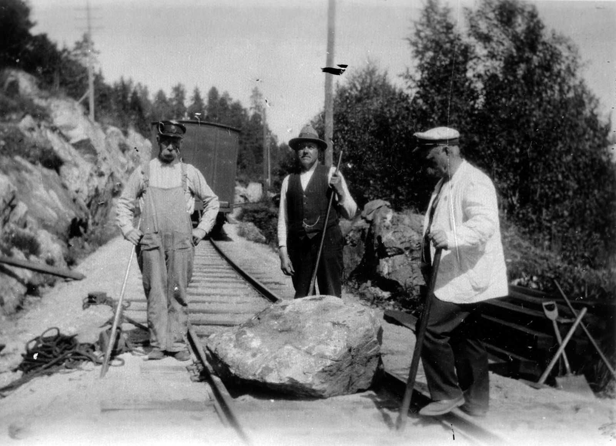 Åmlibilder samlet av Åmli historielag
Jernbanen stengt av stor stein
