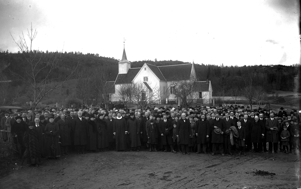 Stor gruppe utenfor Landvik kirke