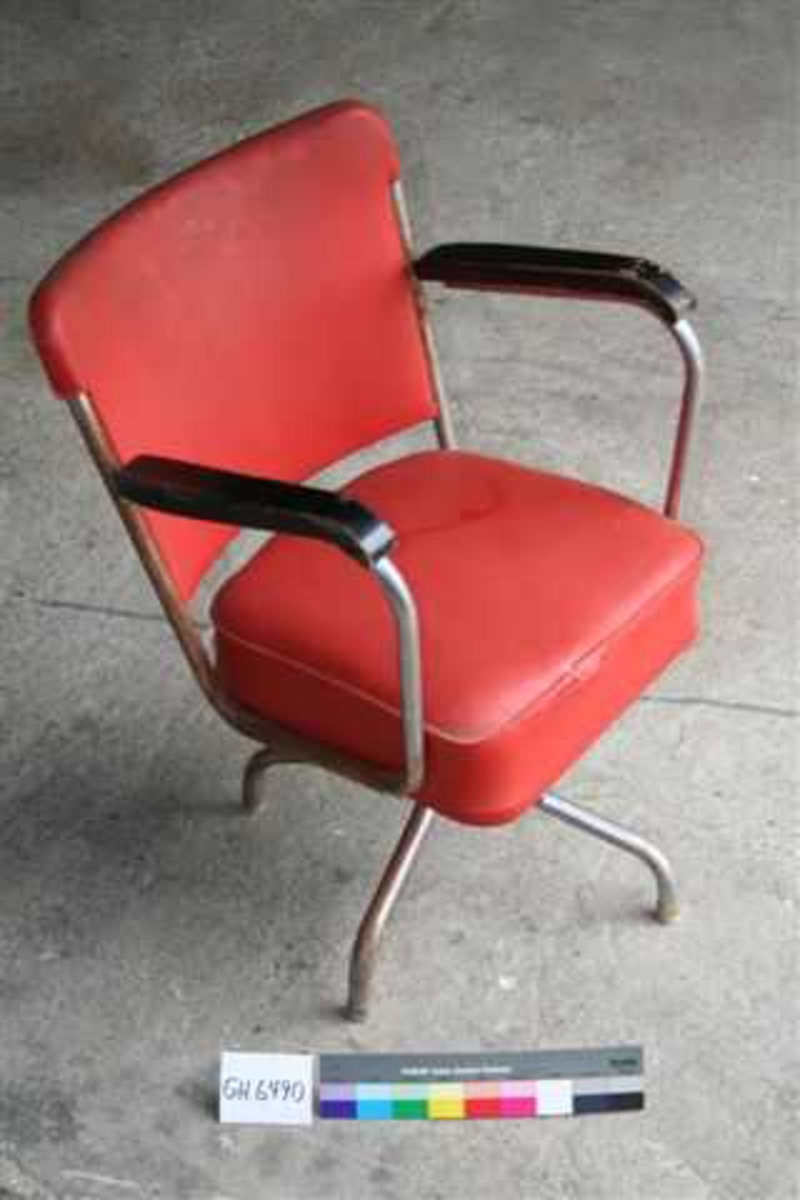 Form: Stol med sete og rygg og to armlener. Montert på svingbart understell med fire ben. Fjæring i setet.

