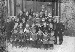 Elever og lærere på Mørk skole. Lærer Strandenes.