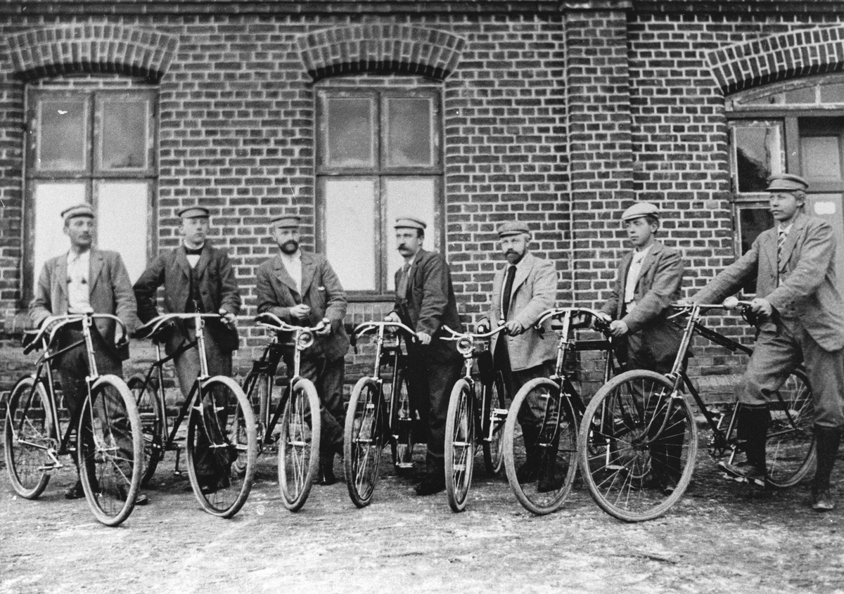 Syv menn med hver sin sykkel