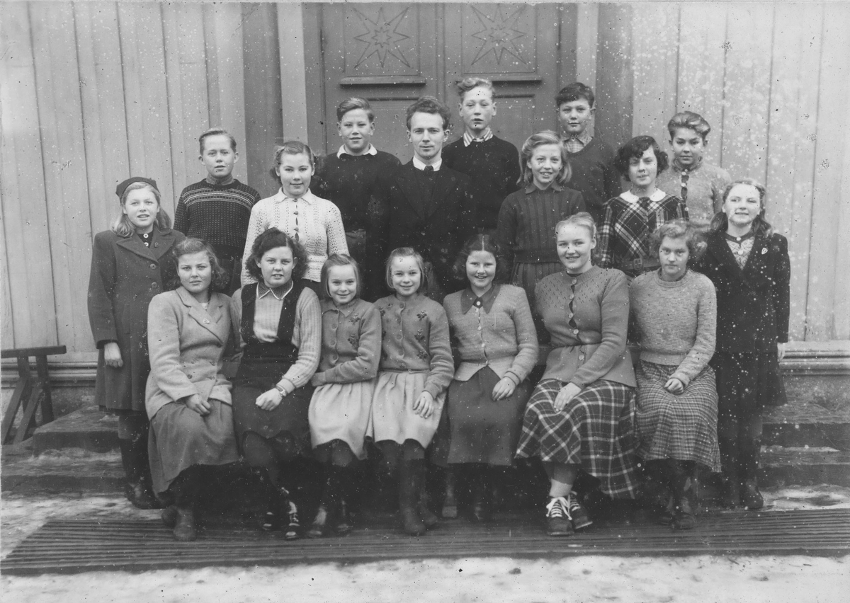 Øvredalen folkeskole i Gansdalen i Fet, 1950. Avgangsklassen fotografert etter sju år på skolen.