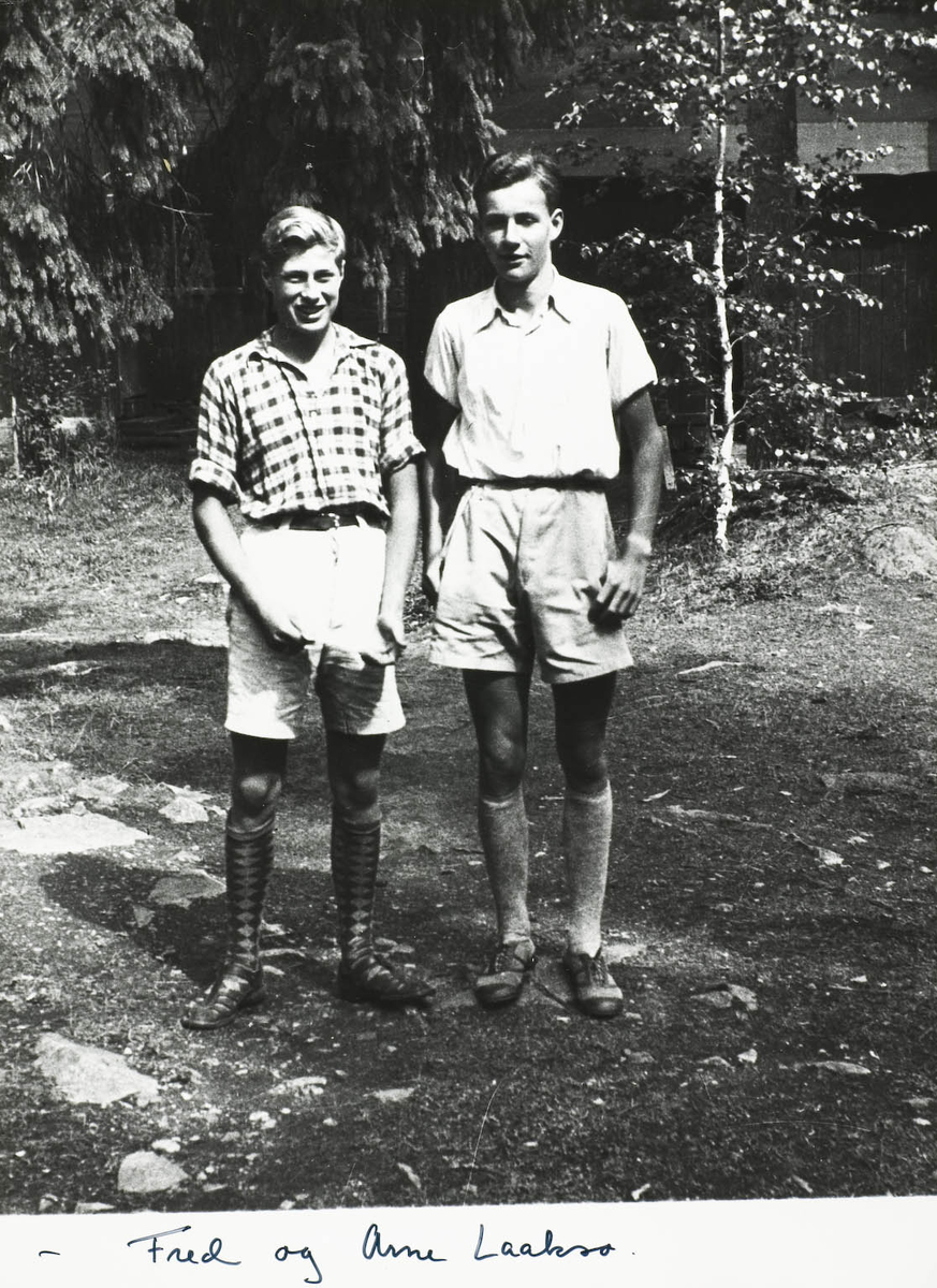 To unge menn i korte bukser, knestrømper ved Hulderheim