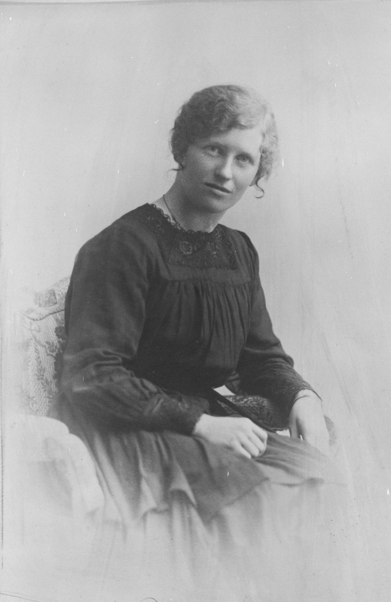 Sittende Josefine Hauger f. 1892, død 1923.