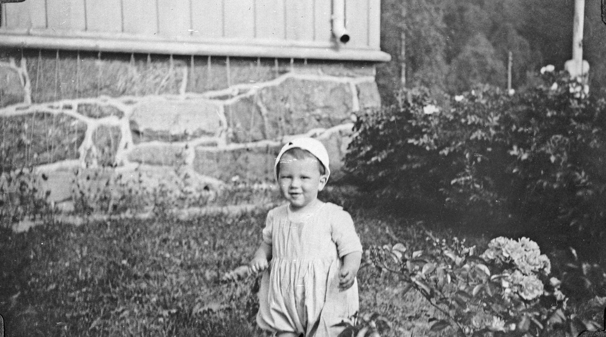 Lars Johan Gjørvad traver i hagen, Fredheim skole 10/8 1935