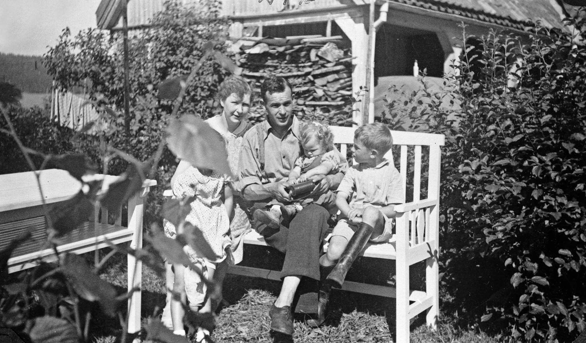 Familiekos på benken i haven på Fredheim skole.
