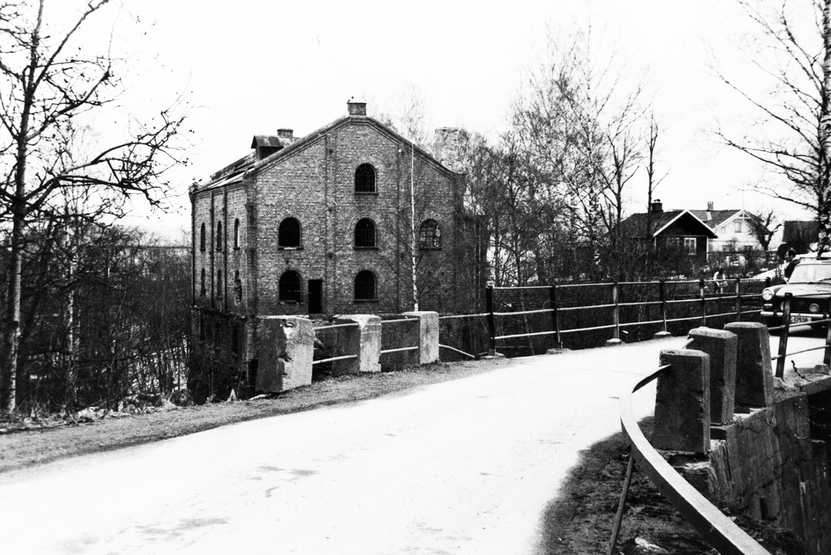 Gisledalen mølle Mølla sett fra brua i Sagdalsveien
Bygget brandt, og ble revet omkring 1975. På brua skimtes en personbil.