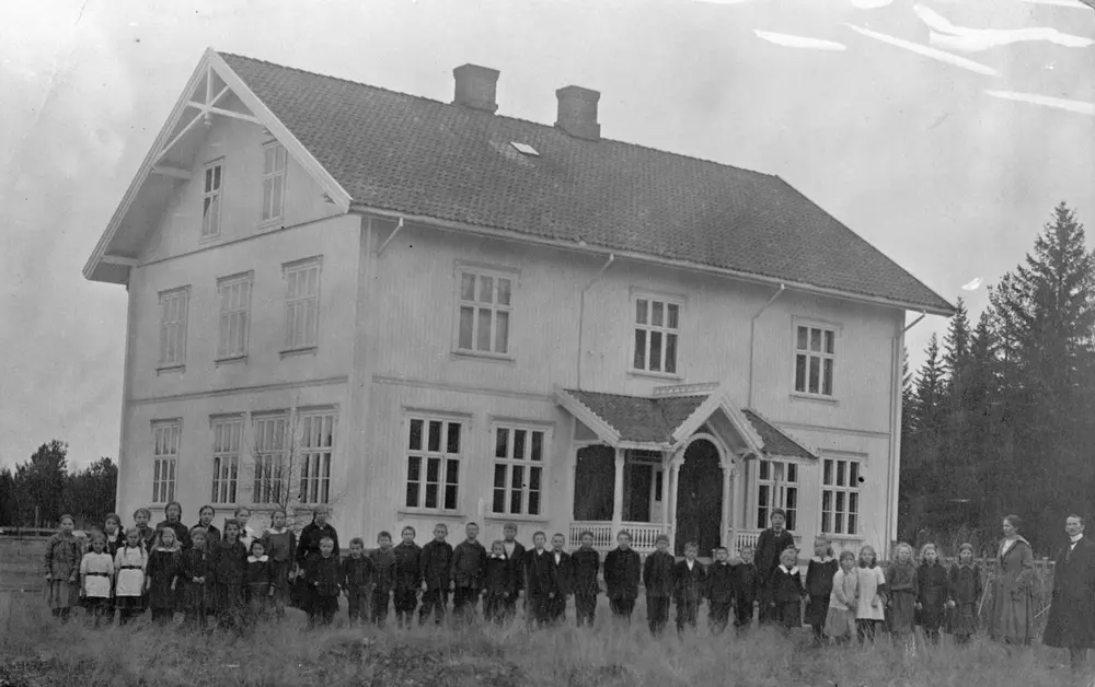 Mogreina Skole. Elever og lærere oppstilt utenfor. Lærere t.h.: Thorolf Lyssand og Alvhild Hovden