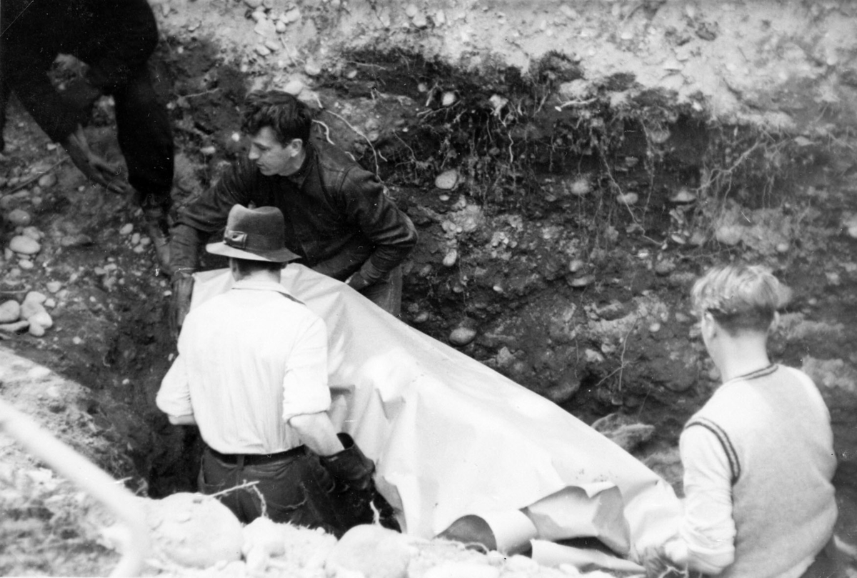 Nazister som ble transportert til Trandum for å grave opp gravene.