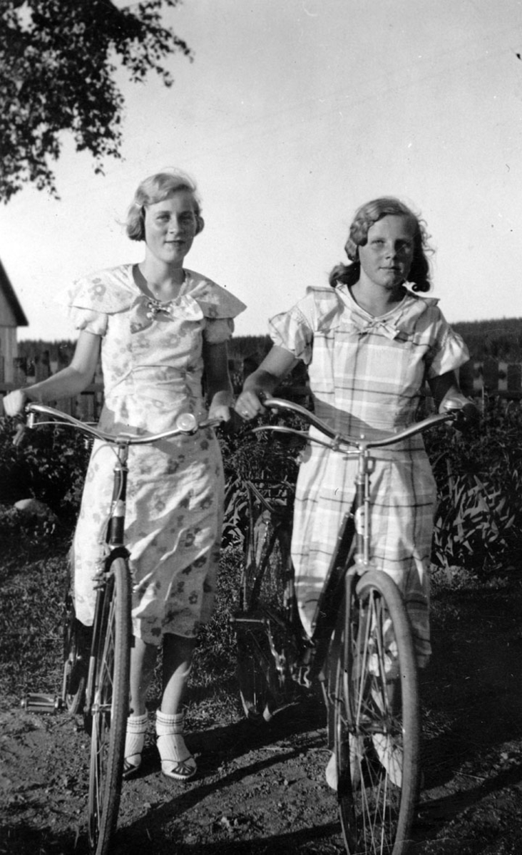 To glade jenter med nye sykler.