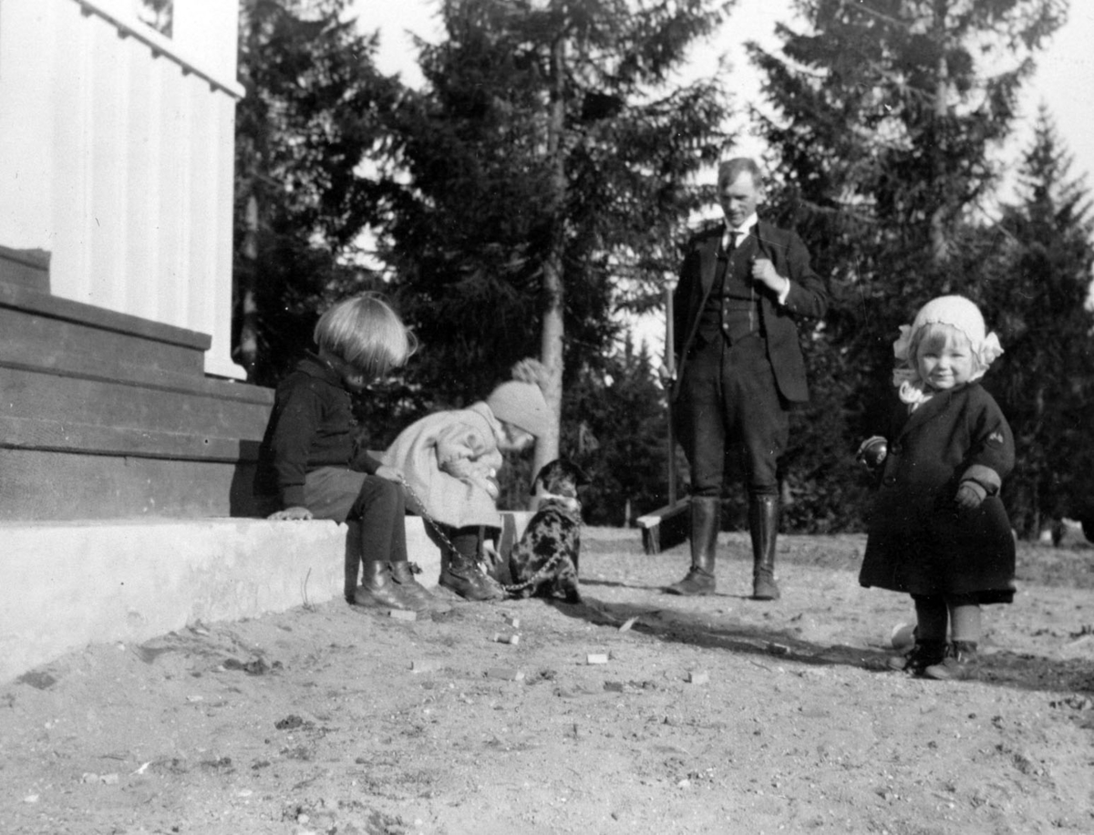 Barn og hund ved trapp. Tilskuer kapt. Einar Hovind
