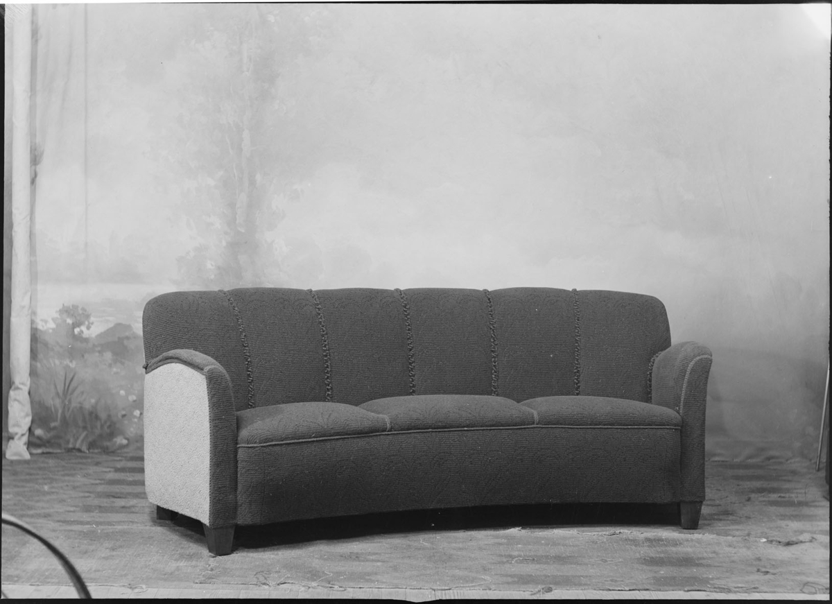 Studio opptak av en sofa.