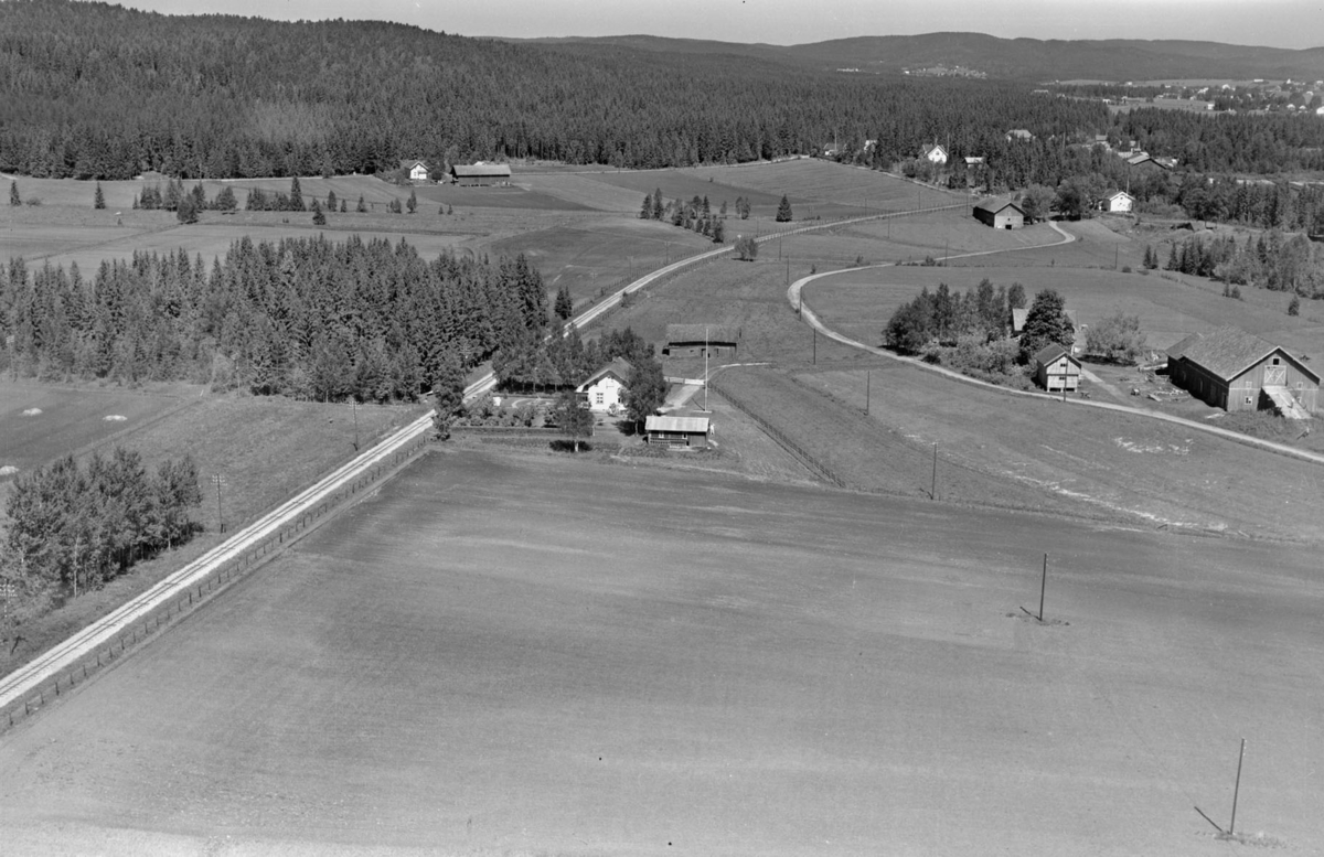 STEINHAUG GÅRD (en av flere?). Urskog-Hølandsbanen går rett forbi. Hjellebølmosen skimtes øverst til høyre.