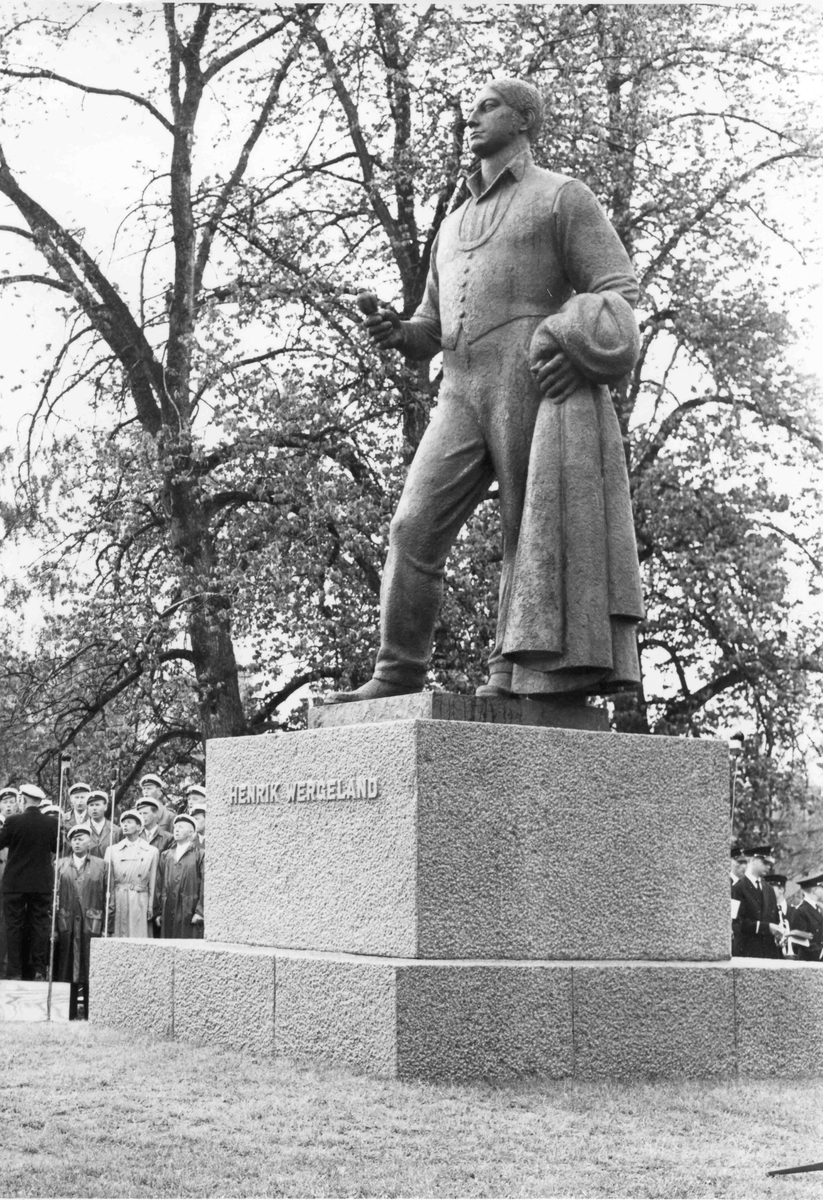 Besøk av Kong Olav. Den 13. juni 1962 ble statuen av Henrik Wergeland avduket på Eidsvoll Verk. Monumentet er laget av billedhoggeren Ottar Espeland.