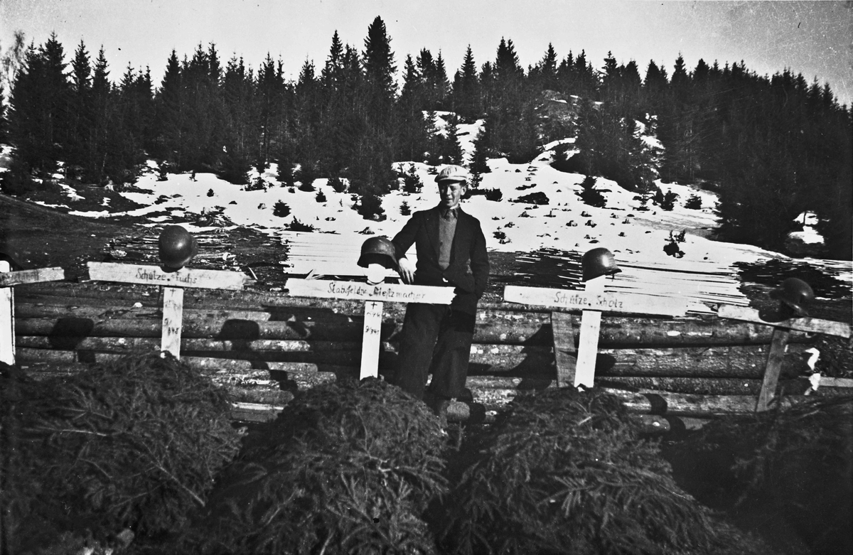5 falne tyske soldater er midlertidig gravlagt på Morskogen i aprildagene 1940. Graver fra v.: X, Schutze, Stabsfeldv. Metzmacher, Scholz. Mannen på bilde 1 er Annar Millidal, og bildene er tatt av Arve Gullberg.