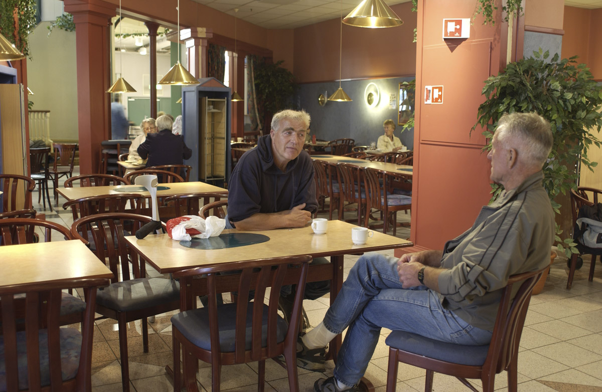 Etter demontering av røykerommet. To menn ved et bord. Vinterbro Storsenter, OBS! kafeteria 1. etg.