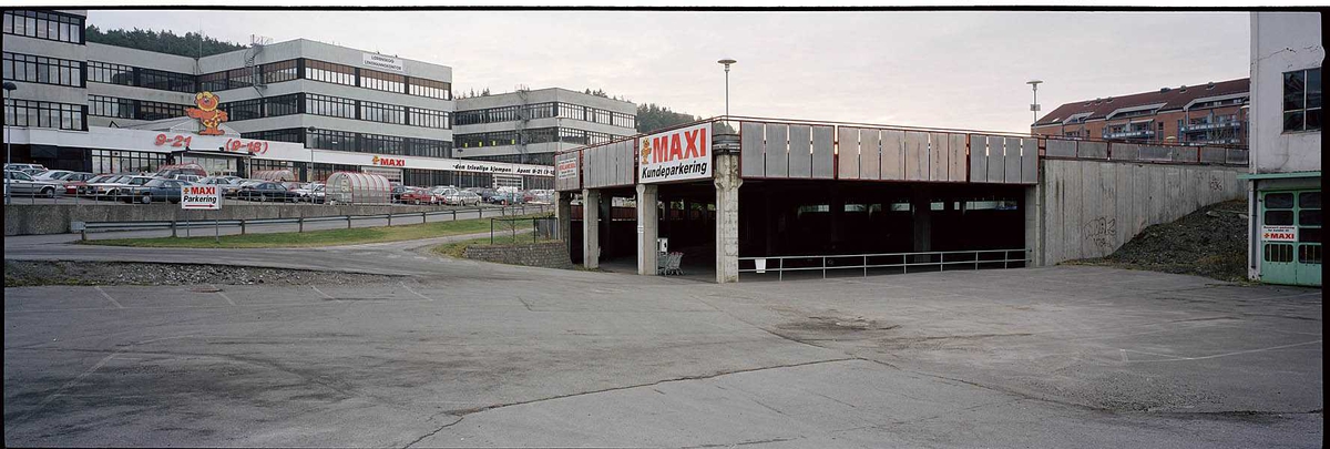 Parkeringshuset foran Maxibygget.Fotovinkel:S V