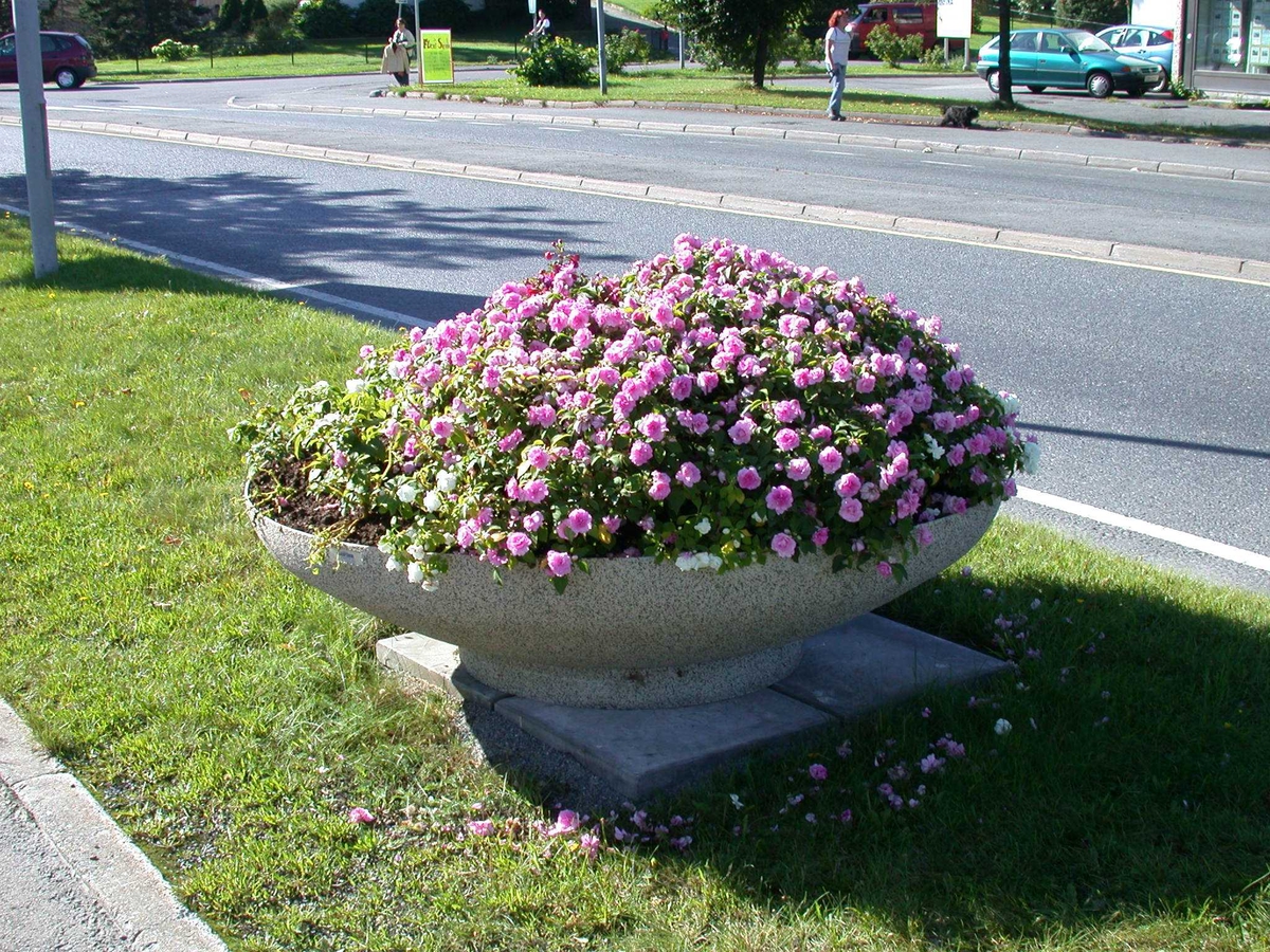 Stor blomsterurne i betong langs Skårersletta
Fotovinkel: SV