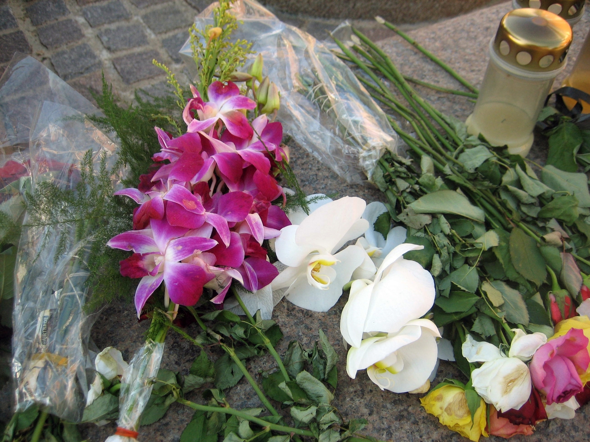 Minner etter terrorhandlingen den 22. juli 2011. Blomster og lykte på fontene på Lillestrøm torg.