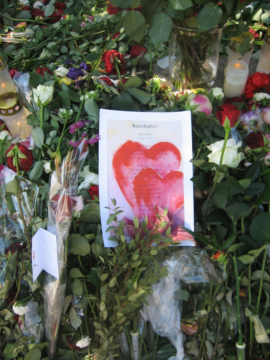 Minner etter terrorhandlingen den 22. juli 2011. Blomster og kort Havgutten på Lillestrøm torg.
