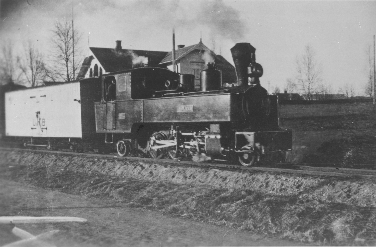 Tog retning Sørumsand trukket av damplokomotiv 6 Høland Bak lokomotivet melkevognen S62.