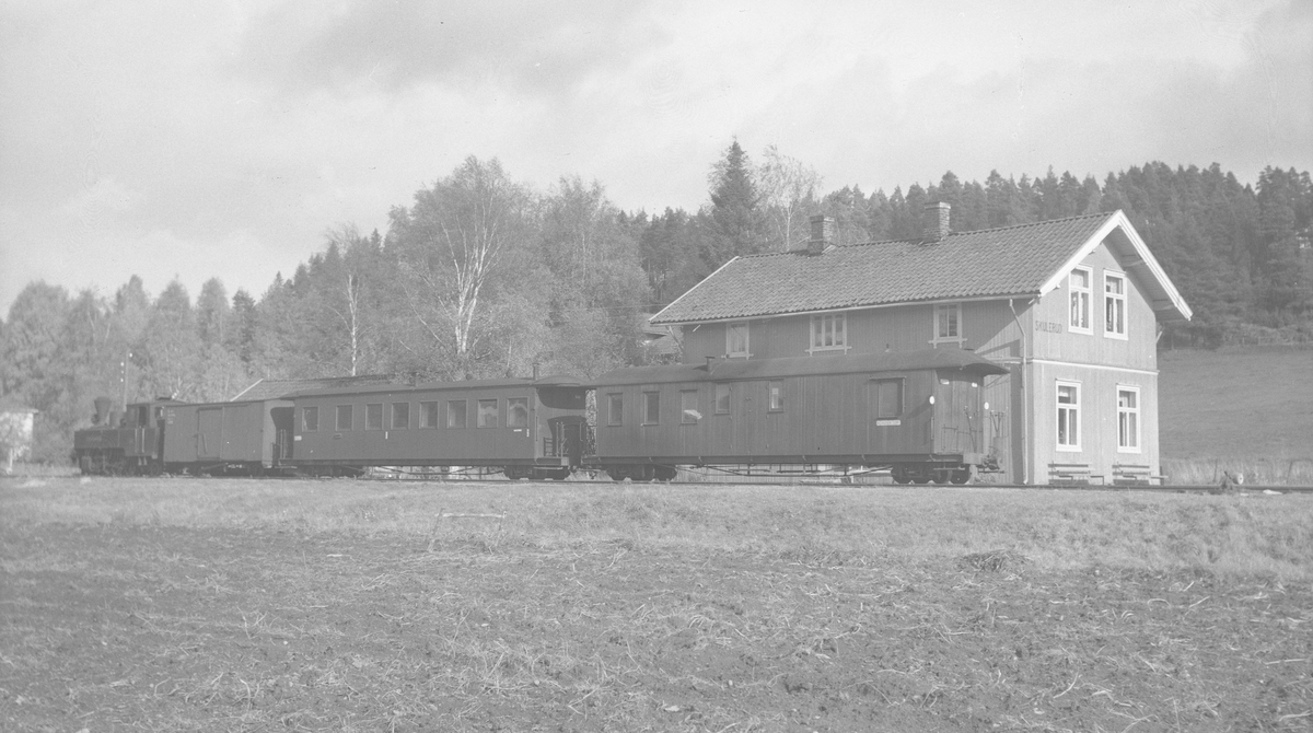Vogn CFo5, BCDo7, G48. Lok 5 Bjørkelangen. Tog retning Sørumsand avventer avgang fra Skulerud.