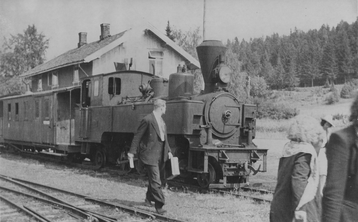 Damplok 6 HØLAND med tog fra Sørumsand på Skulerud stasjon.