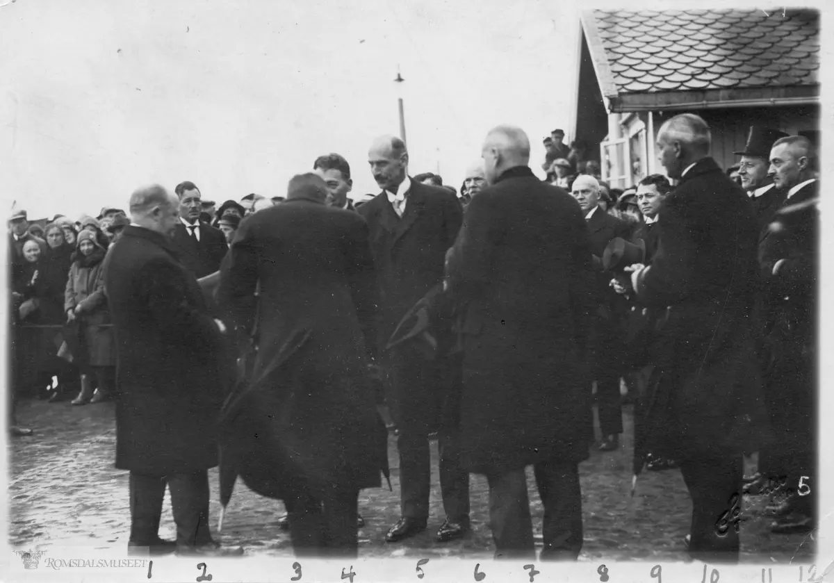 H.M kongen mottas på Molde kai 19.09.1931..(Se original bakside)