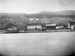 Sjøgarden med sjøbua..I bolighuset var den gjestgiveri, og s