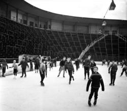 Barn på skøyter på Jordal Amfi,.desember 1959.