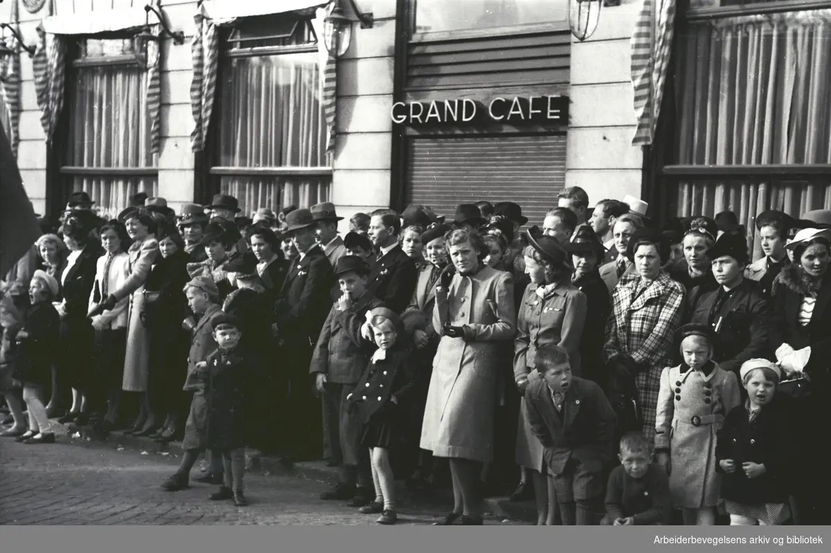 1. mai 1938, utenfor Grand Kafé på Karl Johans gate.
