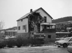 Riving av huset der hvor Nesset sparebank skal bygges.