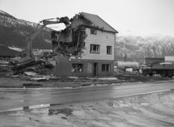Riving av huset der hvor Nesset sparebank skal bygges.