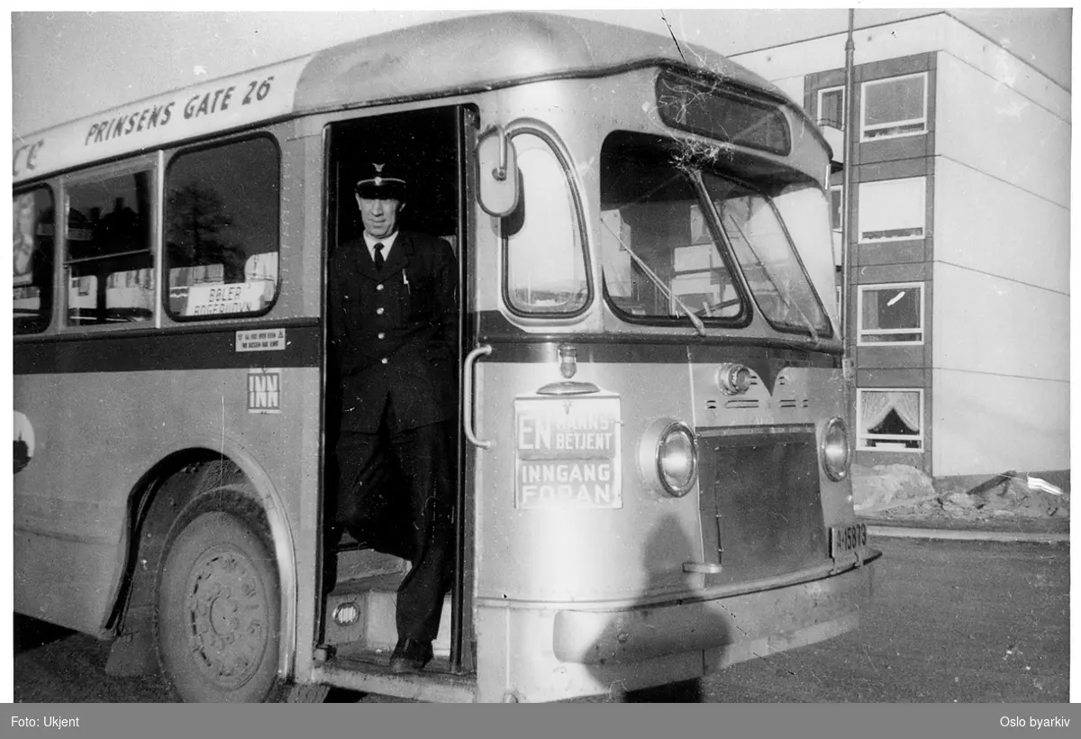 Oslo Sporveiers buss, A-15879, SV/Leyland, 1948, med sjåføren i døra