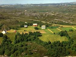 Huset til venstre er "Nygjerdet" nå eid av Malene Hoksnes. I