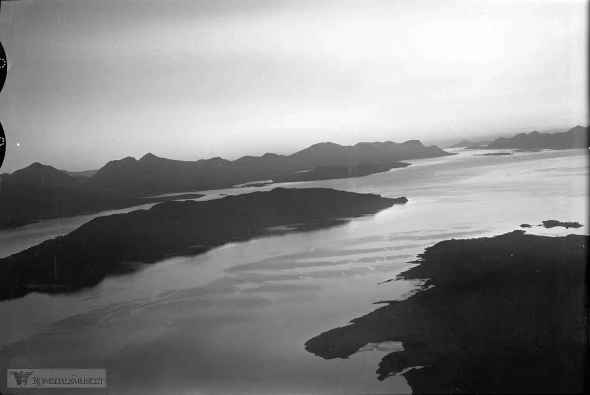 Romsdalsfjorden med Sekken..(Tillatt offentliggjort av forsvarsstaben 24.4.1954)