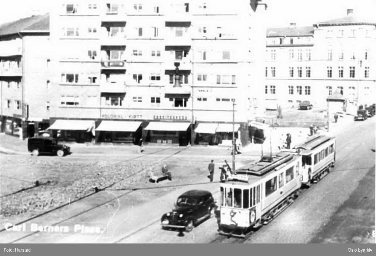 Oslo Sporveier. Trikk motorvogn 70 type SS lang (fra 1914) linje 3, Skøyen-Sinsen, på Carl Berners plass (endestasjon til 1939) i Trondheimsveien. Sophies Minde sykehus (åpnet her 1938) i bakgrunnen. Bilde tatt en gang mellom 1935-1938.
