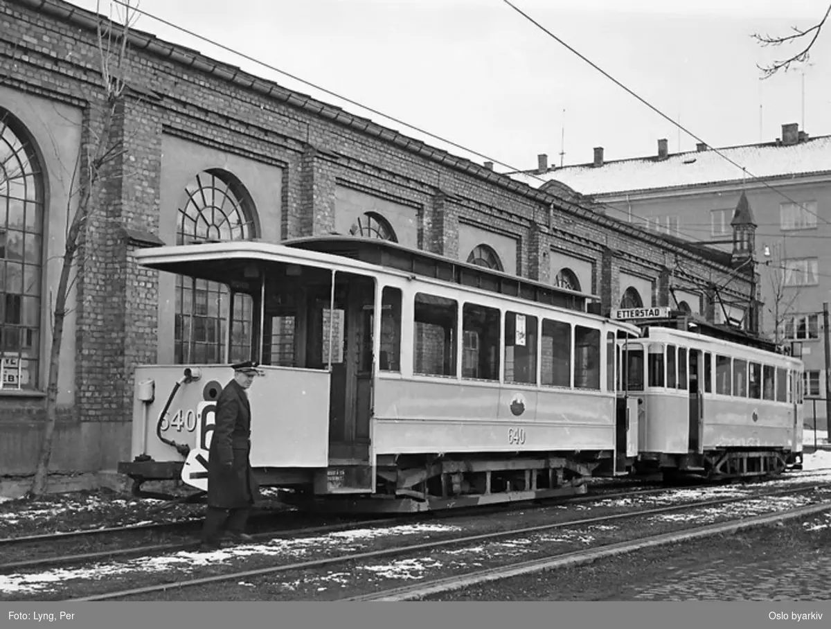 Oslo Sporveier. Trikk tilhenger 640 type SS bred fra 1914 til linje 6 til Etterstad med motorvogn 155 type Brill (fra 1921, utrangert 1966), her i hagesporet langs Majorstuen vognhall. Piketten har byttet skilt.
