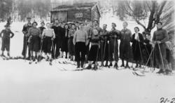 Gruppebilde. Eresfjordingar på ski påska 1946. Namneliste, s