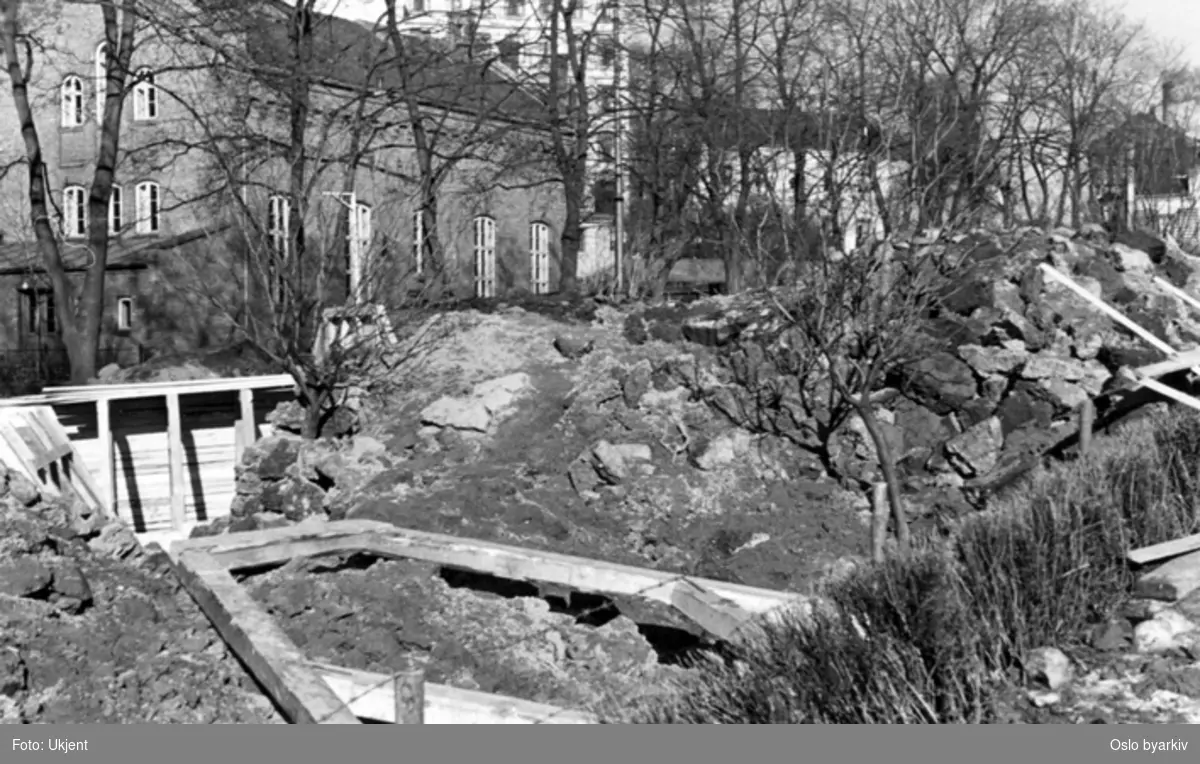 Bygging av dekningsgraver, beskyttelse mot flyangrep, bombeangrep. Fra Grønlands park ved Borggata. Fra album "Dekningsgraver i arbeide for Oslo kommune". Fotografert ved befaring 23. mars 1940.