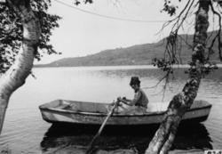 Inger Anne Hammervoll i båt på Mørkvatnet.