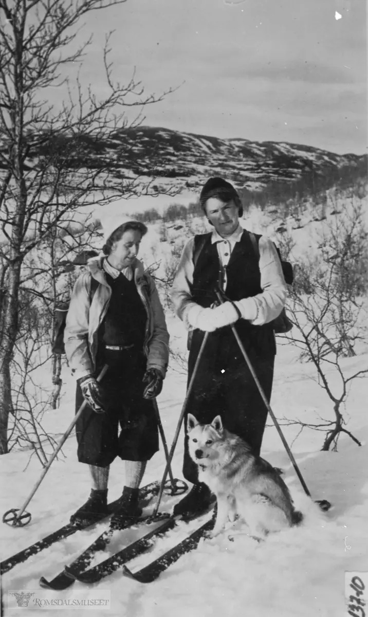 Astrid og Anna Hammervoll på ski i Mørklia.....