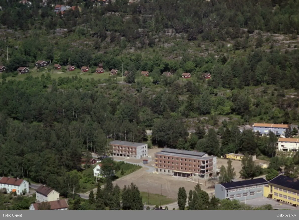 I bakgrunnen Norske Kvinners Sanitetsforenings hytter. (Flyfoto)