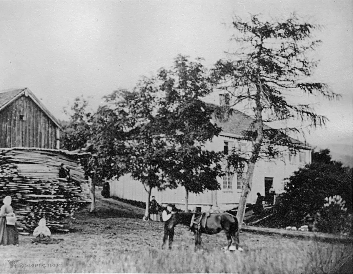 Den gamle hovedbygningen revet ca 1869 og flyttet til Råkholmen, Smøla..(Se Romsdal Sogelag 1961).(Se Romsdal Sogelag 2001)