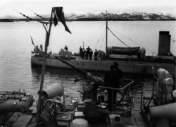 "I forgrunnen, en 40mm boforskanon ombord på en norsk jager 