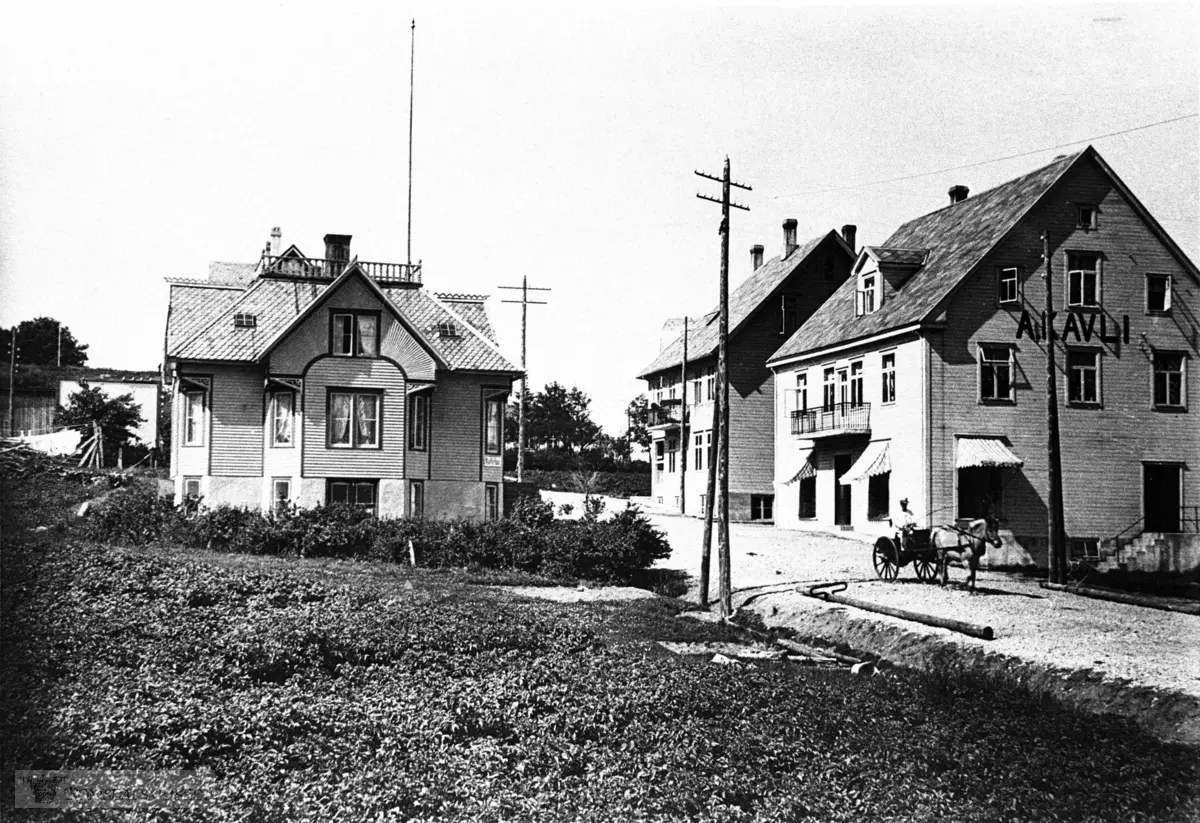 Nesgata straks etter at den var ferdig i 1918. Opparbeidelsen og gata ble bekostet av huseierne og arbeidet ble utført av Lars Brude. Gata bar også navnet Brudegata i lang tid, etter "gatebyggeren" Lars Brude. Huset til venstre, gnr. 27, brnr. 17 ble bygget av byggmester Ole Sæterbø i 1906. Han kjøpte tomt av Ole P Næs eiendom i 1903, og for å få adkomstvei til hovedvegen-Romsdalsvegen- kjøpte han gangvei av naboeiendommen nedover til hovedvegen i en bredde av 3,5 meter. Til høyre Eilert Bakke og A Kavlis eiendommer. Begge disse husene ble oppført i tidsrommet 1913-1915. Mannen som kjører giggen er prost Hatlemork.