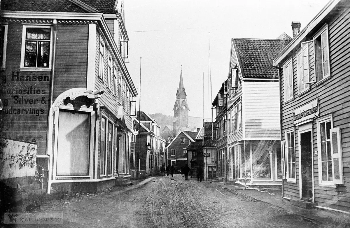 Storgata sett østover. (ca 1910) "Brændevinssamlaget" Brennevinssamlaget til høyre. .Ludvig Hansen sin butikk til venstre.