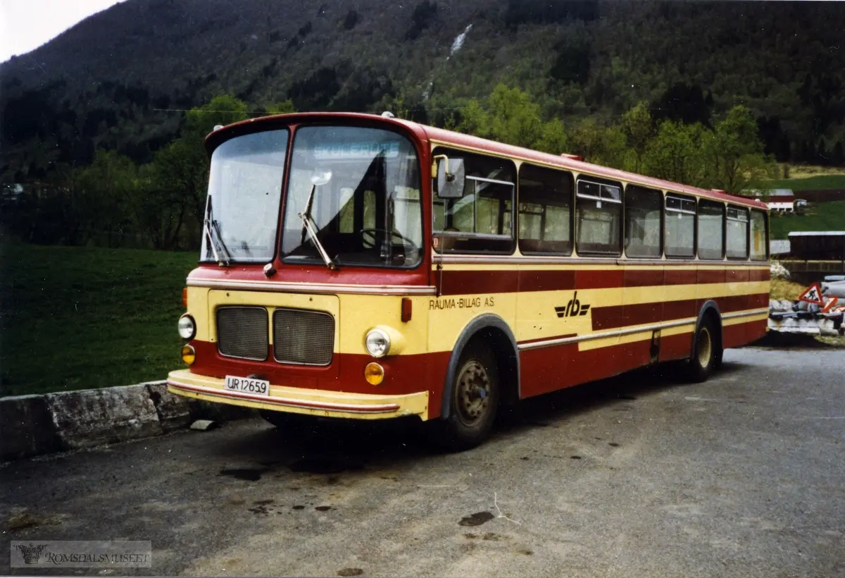 Måndalen og Innfjorden Billag (Rauma Billag).UR 12659 Scania B 110 A/S Bussbygg (419).43 spl. 1971 15/12..Over i Rauma Billag 1980..Denne bussen var i rutetrafikk i Rauma i ca. 20 år og ble deretter tatt i bruk som campingbuss hos hos flere eiere i Sør-Norge. I 2009 ble den overtatt av Ove Moen, Måndalen, som har fått restaurert og pusset opp bussen slik at igjen framstår som da den var ny i 1971. Den deltok på landstreff for veteranbusser på Fagernes i 2010. Den er i dag en god representant for lokale rutebusser i Romsdal fra 1970-tallet, ikke minst fordi karosseriet ble bygd hos Bussbygg på Hovdenakken. Bussbygg bygde karosserier til personbusser fram til 1975.